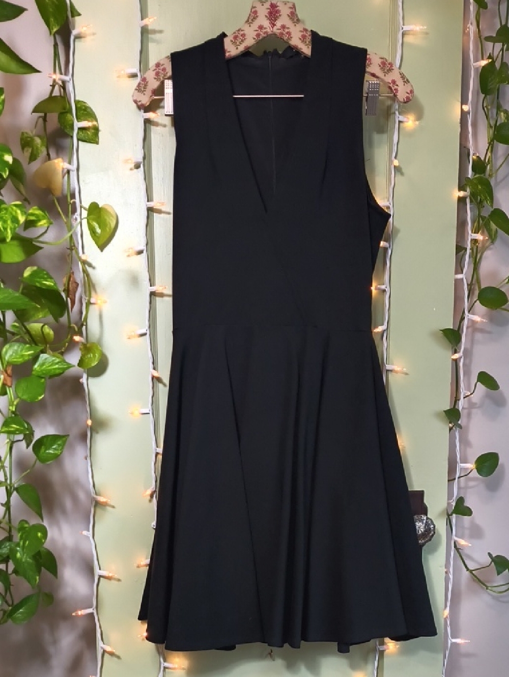 Women's Olivaceous Black Sleeveless V Neck Dress M